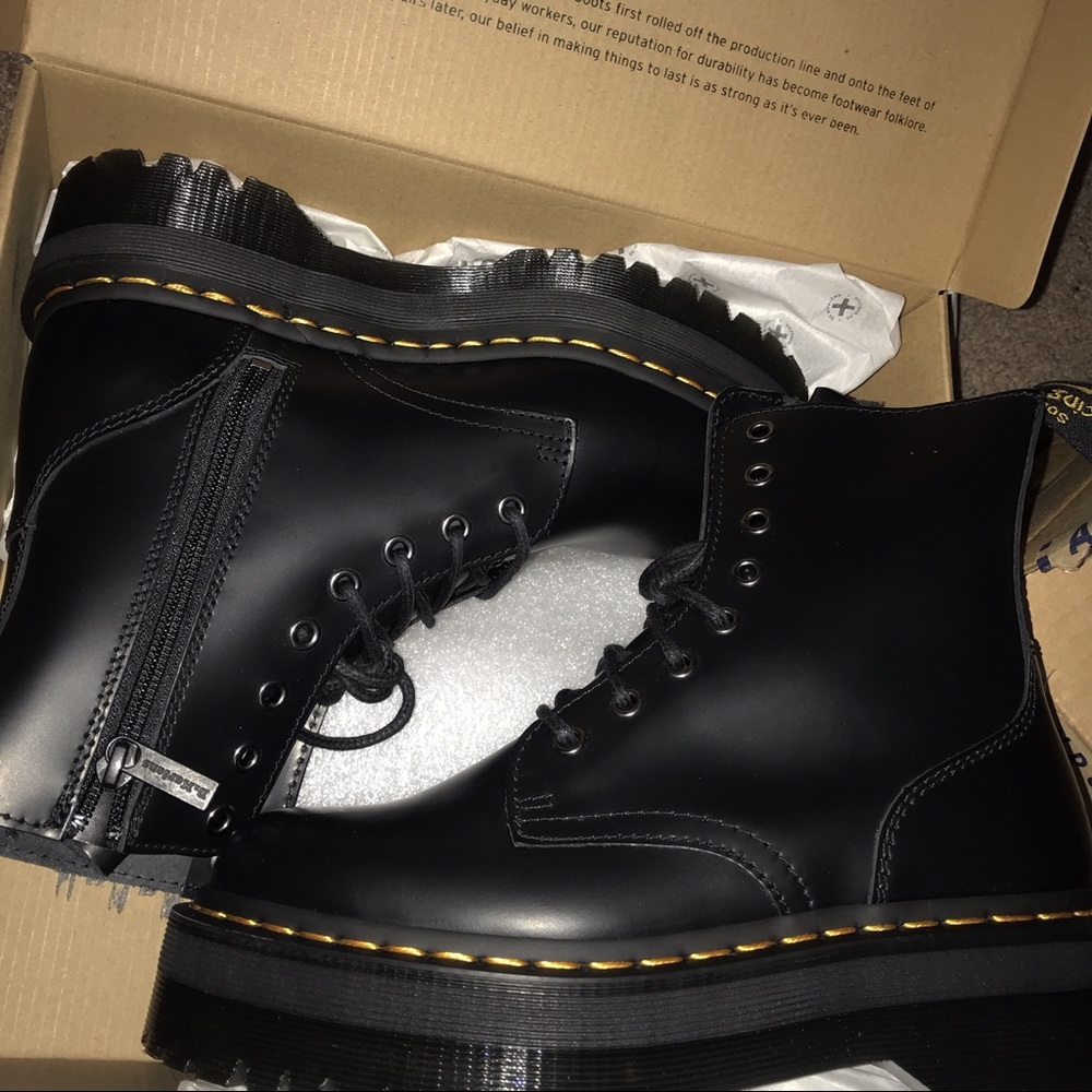 Dr. Martens Jadon 8 eye boots